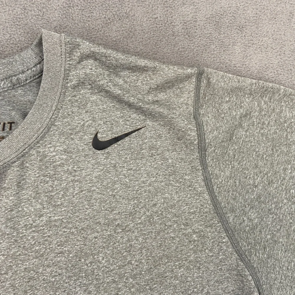 Nike Dri-Fit Legend T-Shirt Mens Medium Heather Gray Athletic Training Everyday‎